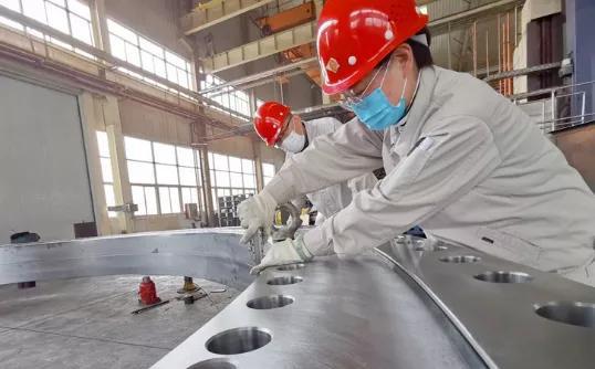 洛阳轴承 全球港口机械巨擘的“关节”守护者——海洋工程轴承的制造与建筑工程机械的深度融合